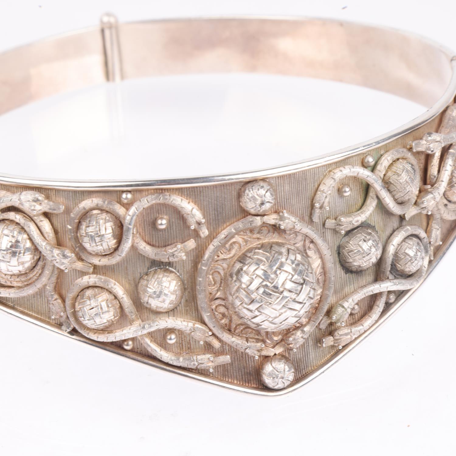 A fine quality Arts and Crafts snake hinged collar neck torque, apparently unmarked silver, with - Image 4 of 4