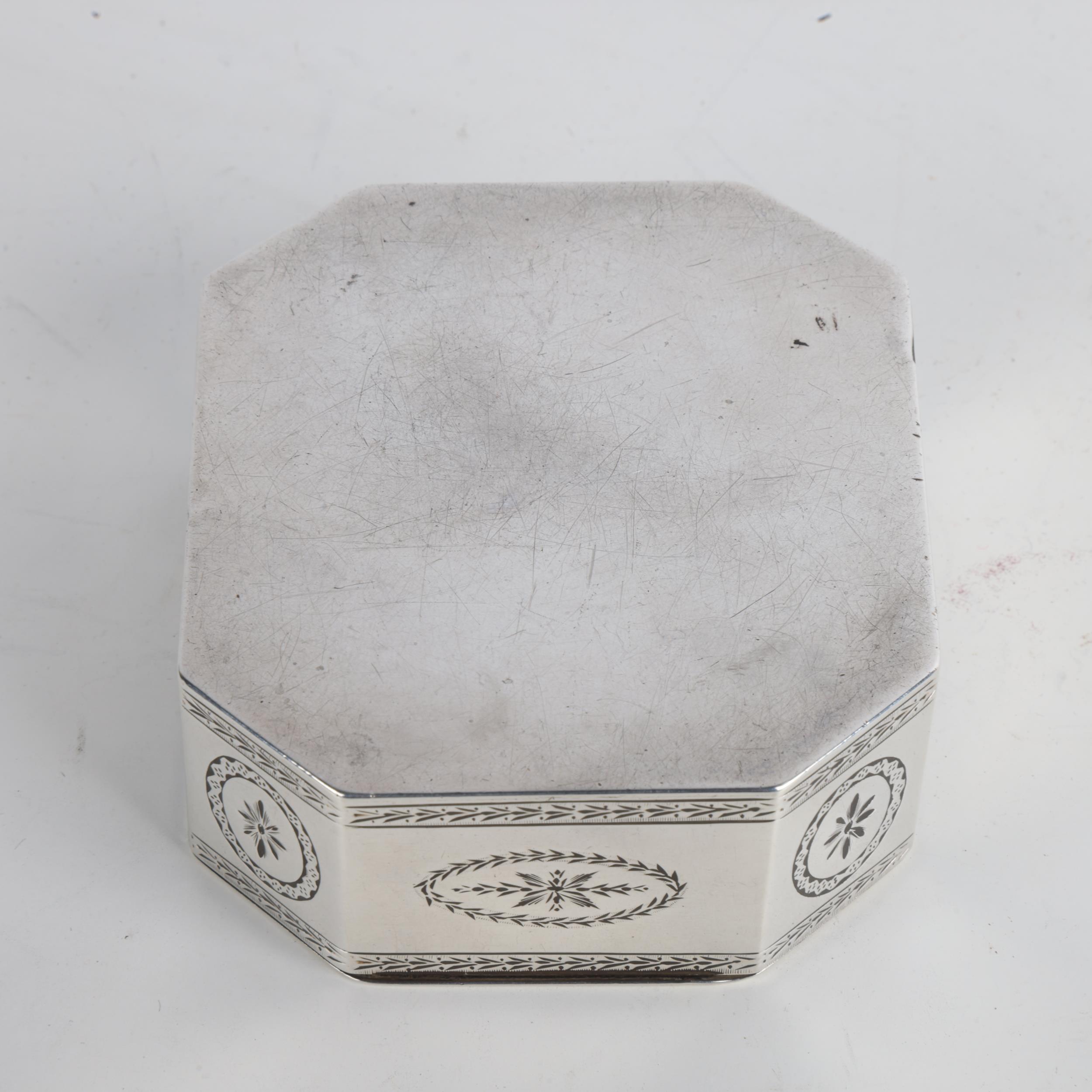 A fine George III silver table snuffbox, maker IR, London 1794, octagonal form, with bright-cut - Image 3 of 3