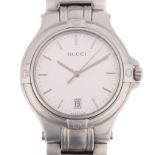 GUCCI - a stainless steel 9040M quartz calendar bracelet watch, silvered dial with baton hour