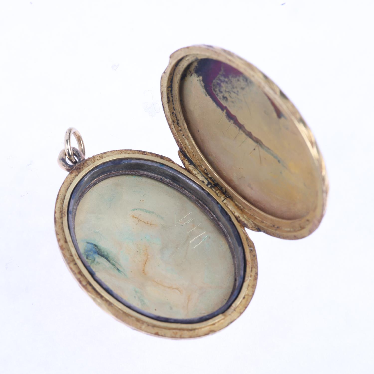 An Antique photo locket pendant, allover engraved decoration, 32.3mm, 7.6g Both sides have several - Image 3 of 4