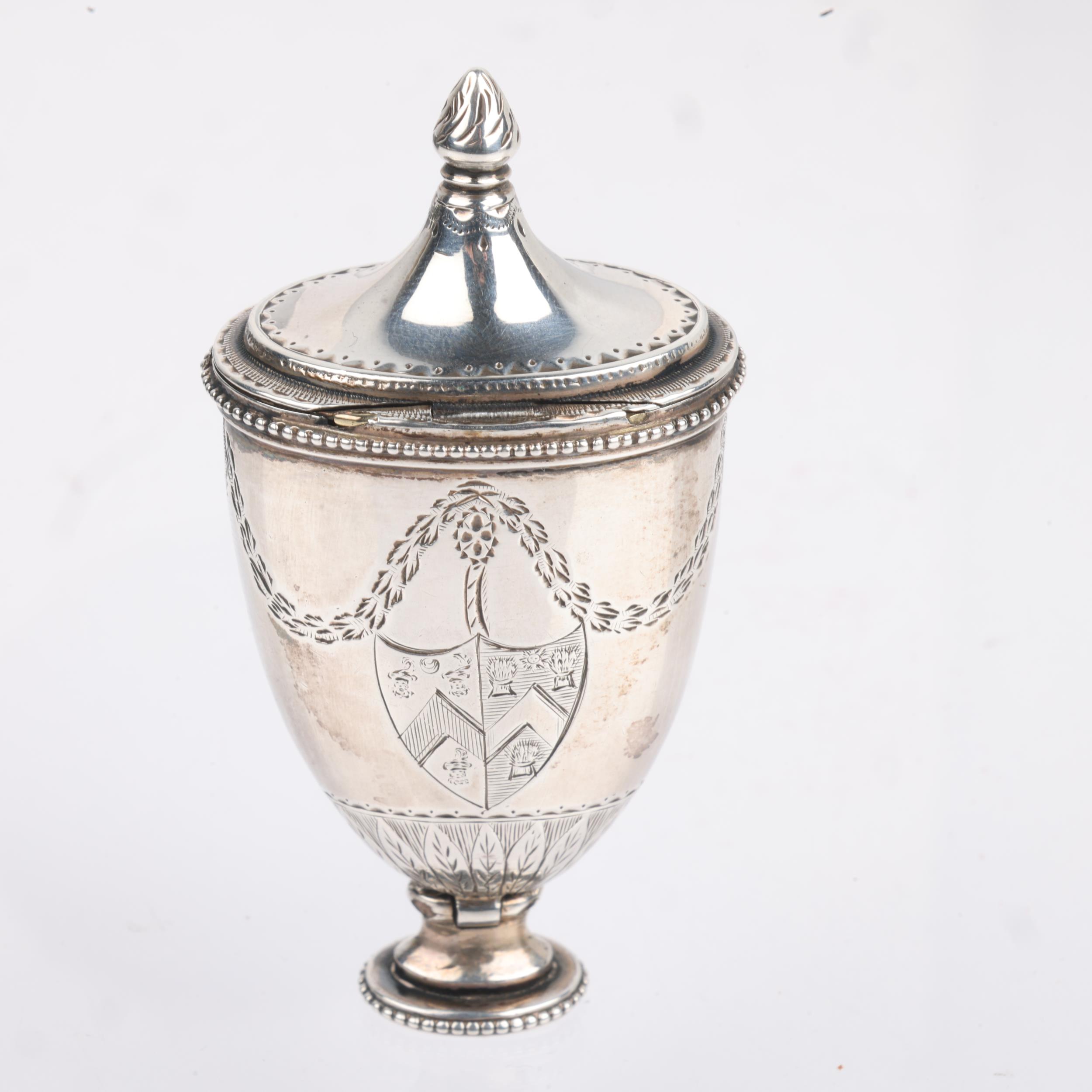 A George III Neo-Classical silver urn nutmeg grater, maker AL, possibly Aaron Lestourgeon, circa - Bild 2 aus 3