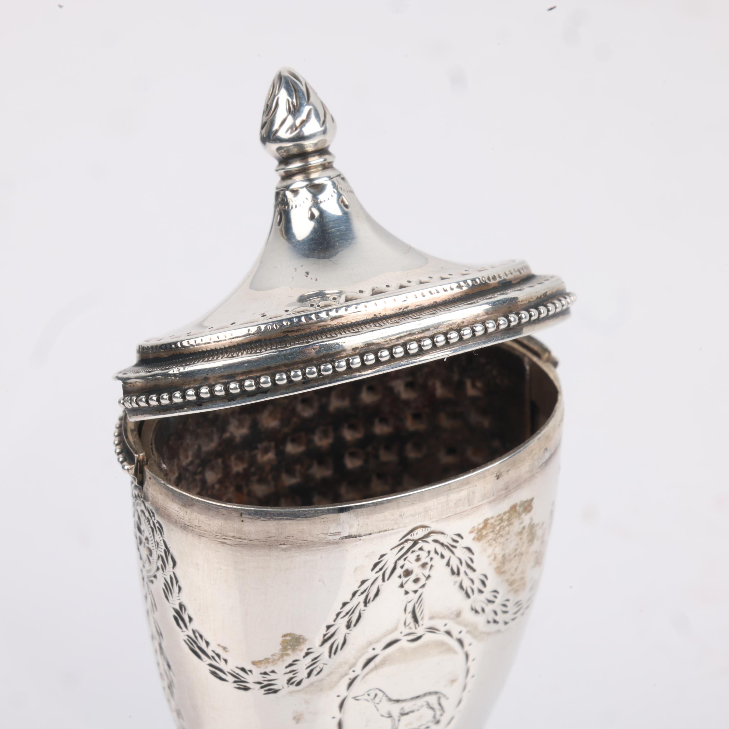 A George III Neo-Classical silver urn nutmeg grater, maker AL, possibly Aaron Lestourgeon, circa - Bild 3 aus 3