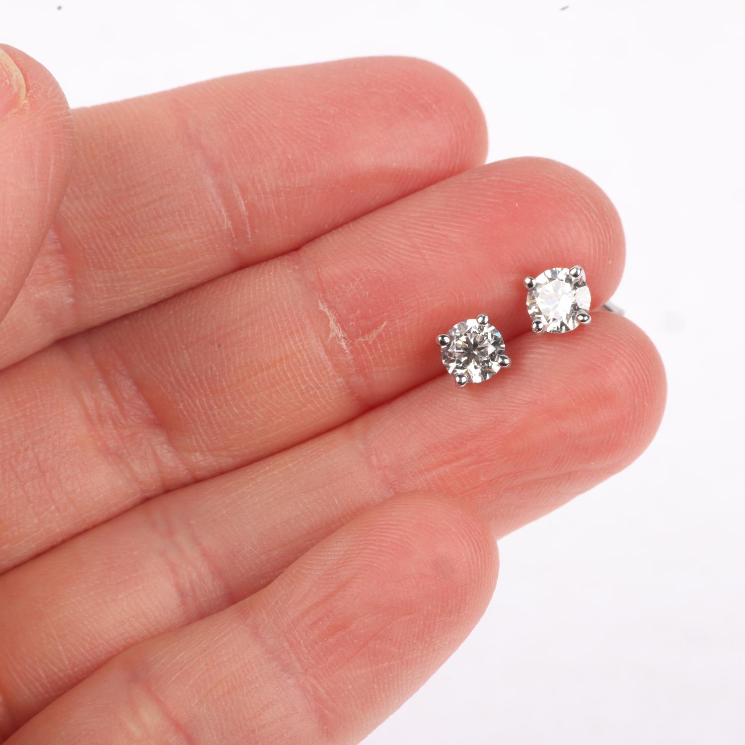 A pair of 18ct white gold 1.01ct solitaire diamond stud earrings, each claw set with individually - Image 4 of 4