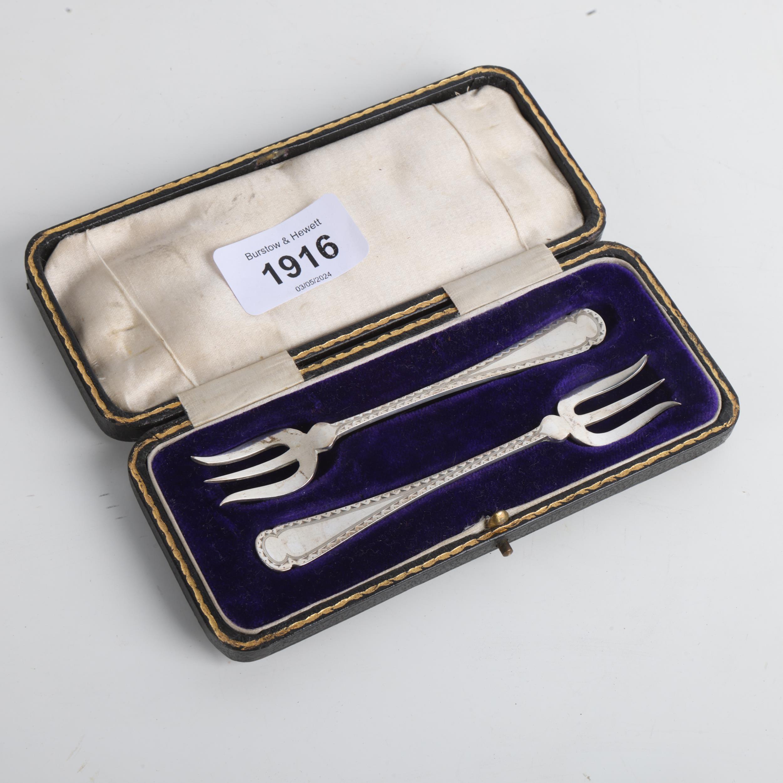 A cased pair of Edwardian silver pickle forks, Allen & Darwin, Sheffield 1909, 11cm, in fitted - Bild 3 aus 3