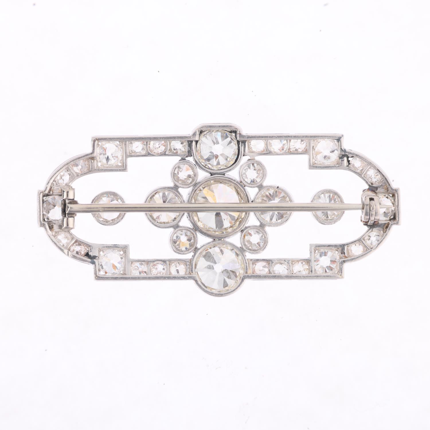 An Art Deco diamond geometric panel brooch, circa 1925, total diamond content approx 7ct, - Bild 3 aus 4