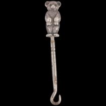 An Edwardian novelty silver figural bear button hook, Robert Pringle, Birmingham 1909, with steel