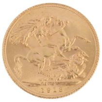 A George V 1913 gold full sovereign coin, 7.9g Light wear to high points