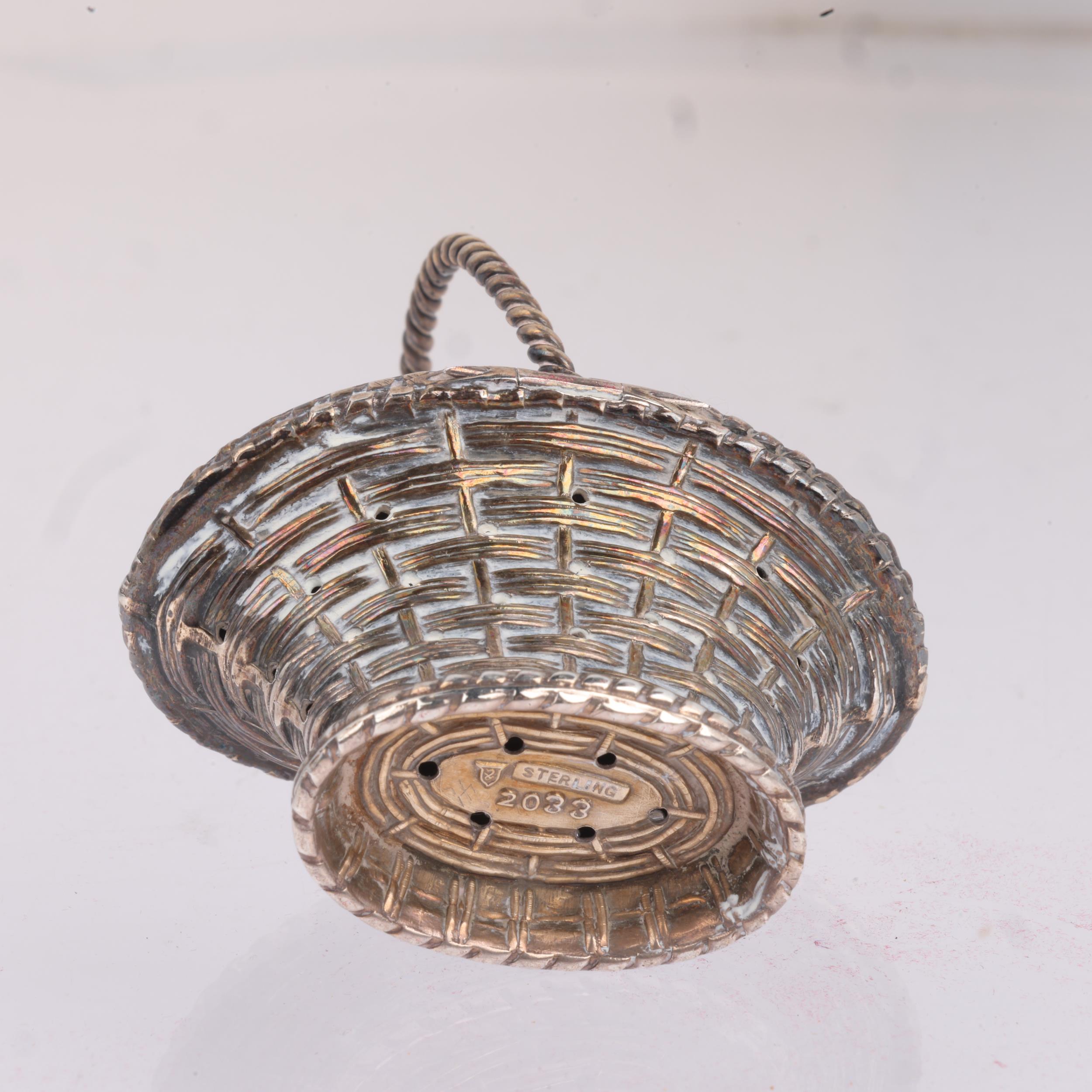 An American novelty sterling silver wicker basket pomander, Simons Brothers, Philadelphia, model no. - Image 3 of 3