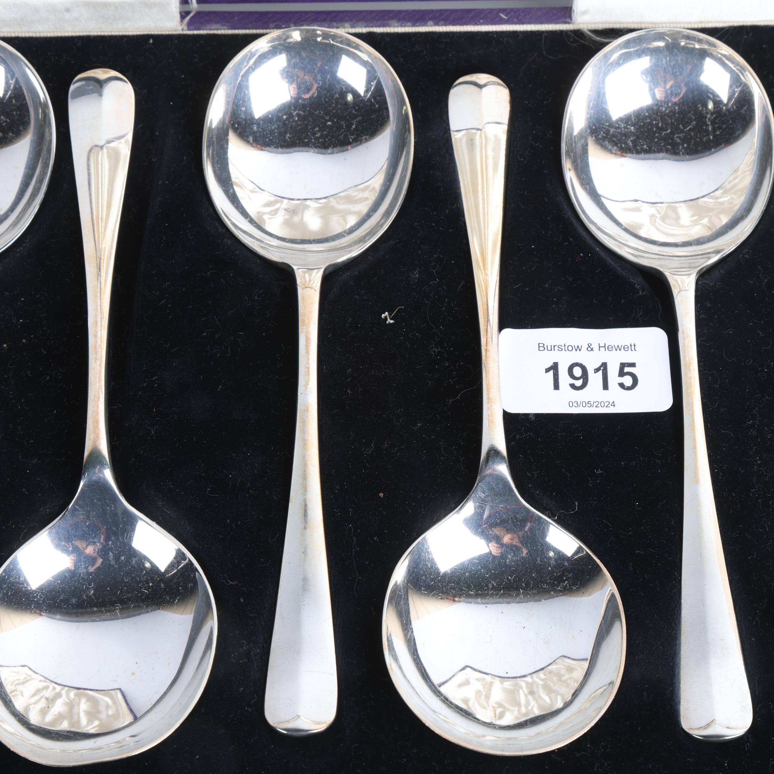 A cased set of 6 George VI silver Rattail pattern soup spoons, Roberts & Belk, Sheffield 1943, 17cm, - Bild 2 aus 3