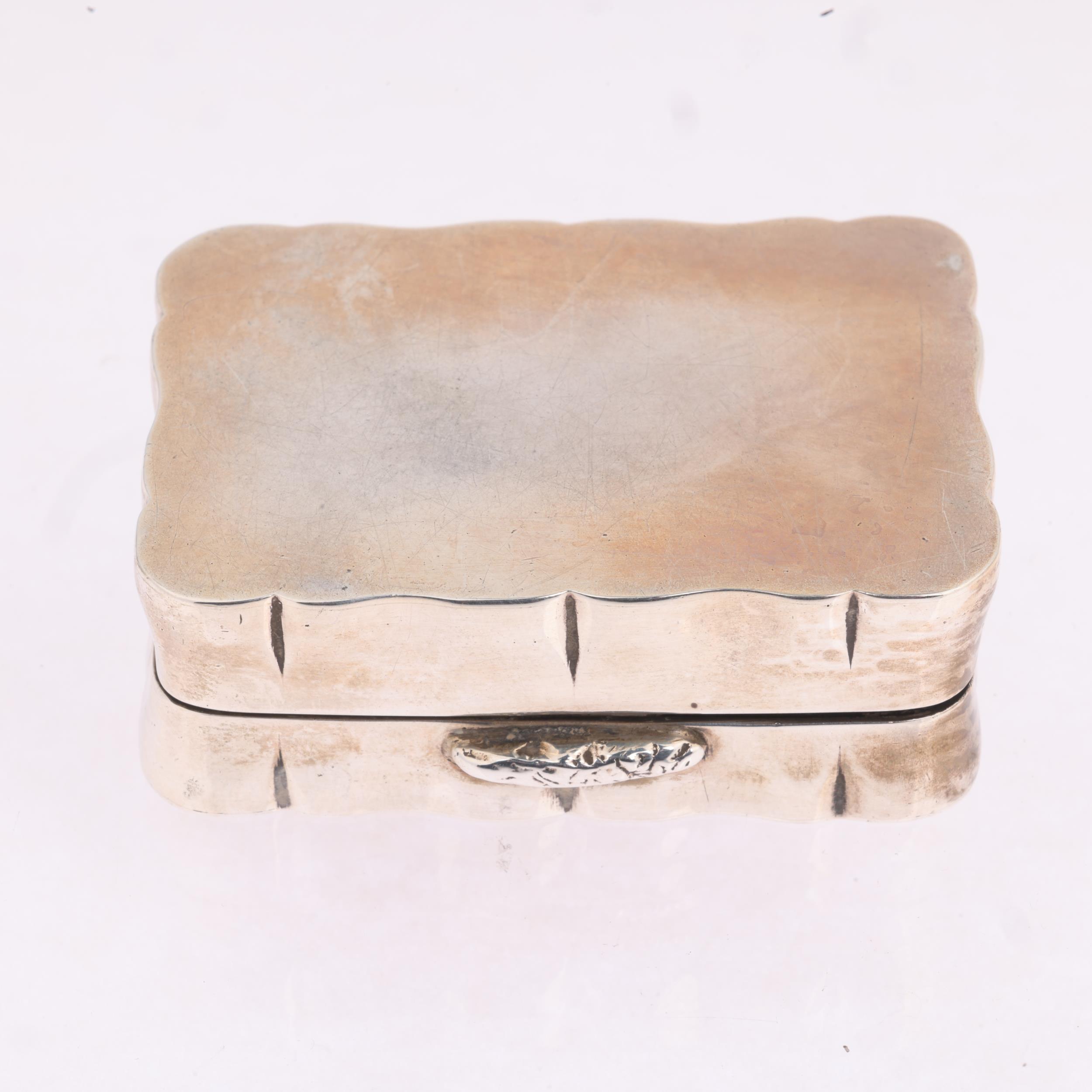 An Elizabeth II silver snuffbox, Charles Green & Co, Birmingham 1963, shaped rectangular form, - Image 2 of 3