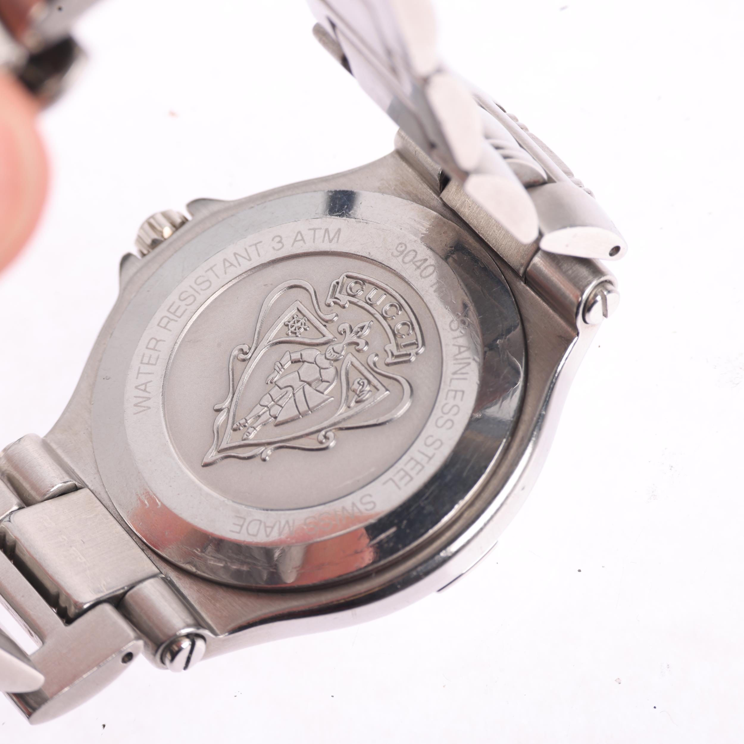 GUCCI - a stainless steel 9040M quartz calendar bracelet watch, silvered dial with baton hour - Bild 5 aus 5