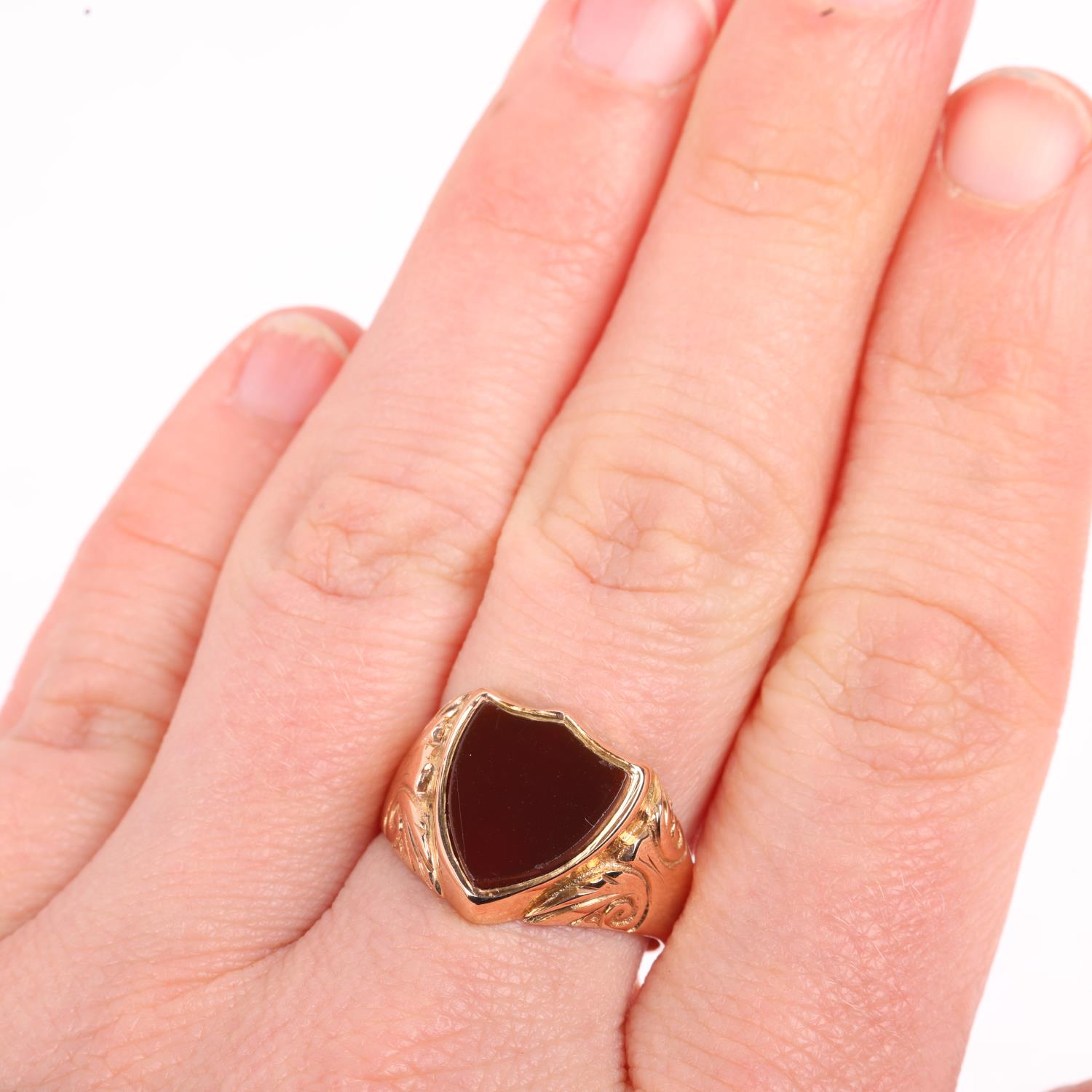 An early 20th century 9ct rose gold carnelian shield seal signet ring, Birmingham 1914, foliate - Image 4 of 4