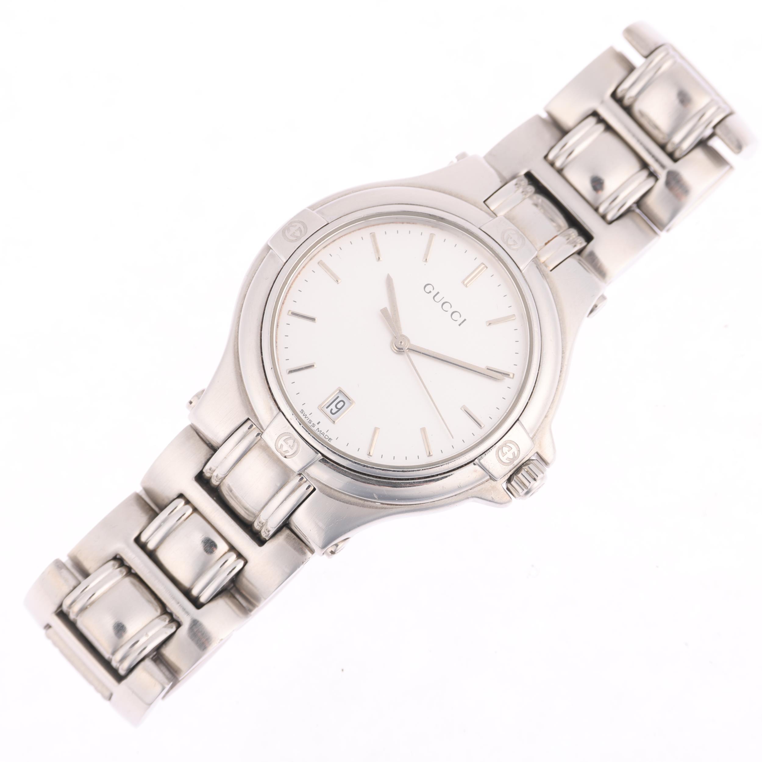 GUCCI - a stainless steel 9040M quartz calendar bracelet watch, silvered dial with baton hour - Image 2 of 5