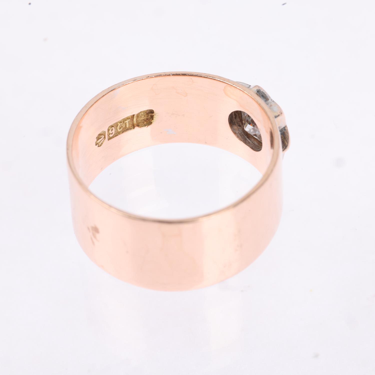 A large 9ct rose gold 1ct solitaire diamond band ring, star set with modern round brilliant-cut - Image 3 of 4