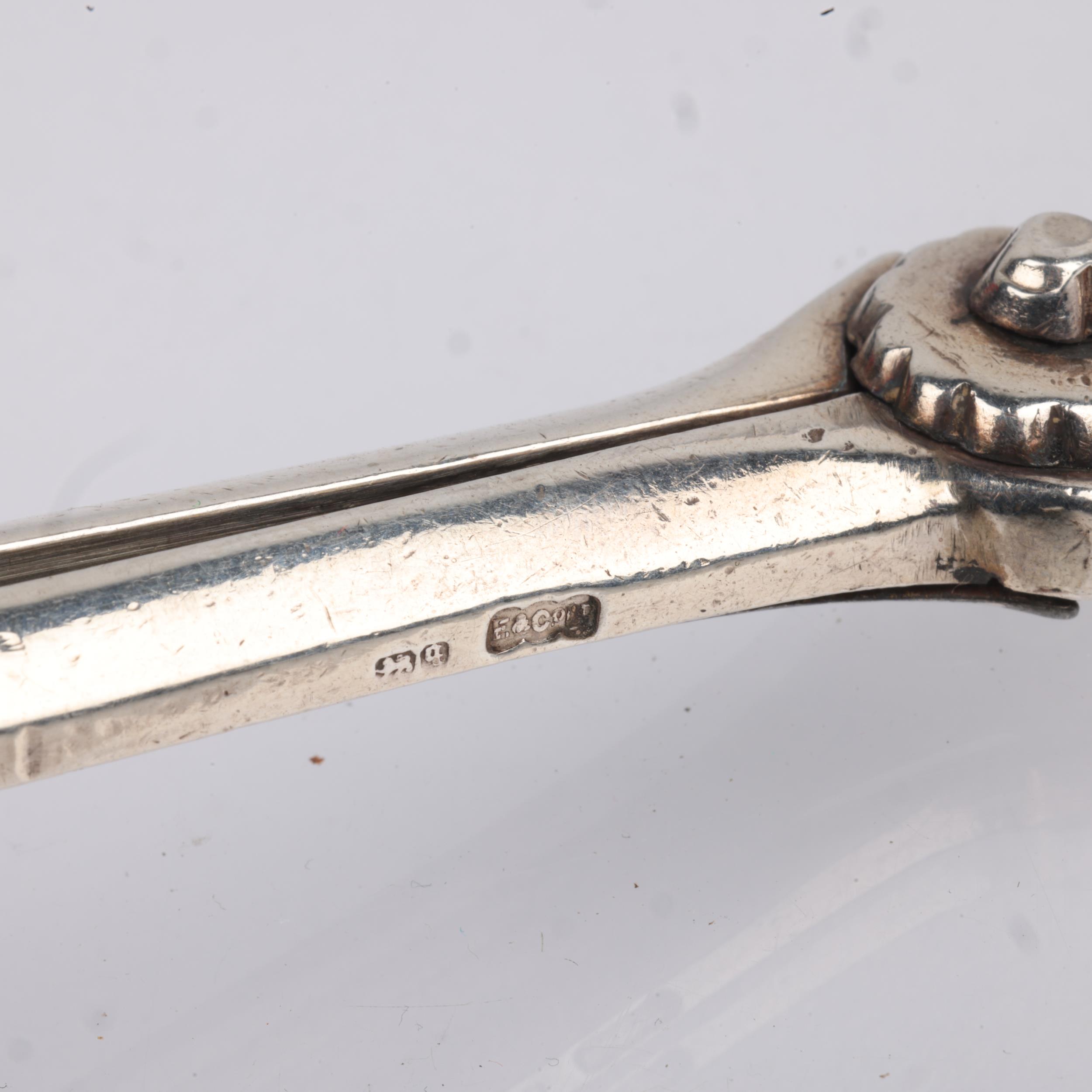 A pair of Victorian silver grape scissors, Elkington & Co Ltd, Birmingham 1890, 18cm, 3.1oz - Image 3 of 3