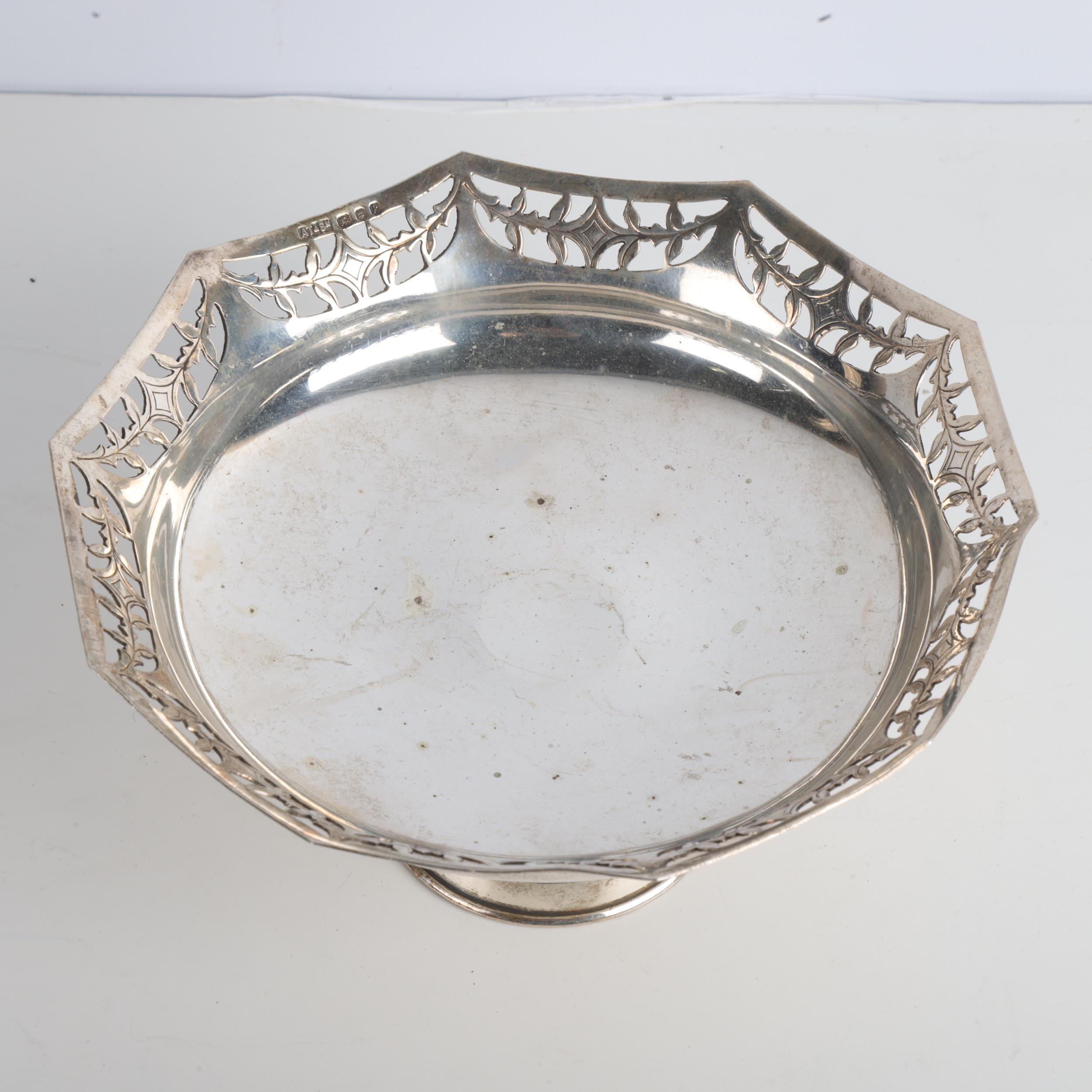 An Elizabeth II silver pedestal bon bon dish, probably A Taite & Sons Ltd, London 1965, diameter - Image 2 of 3