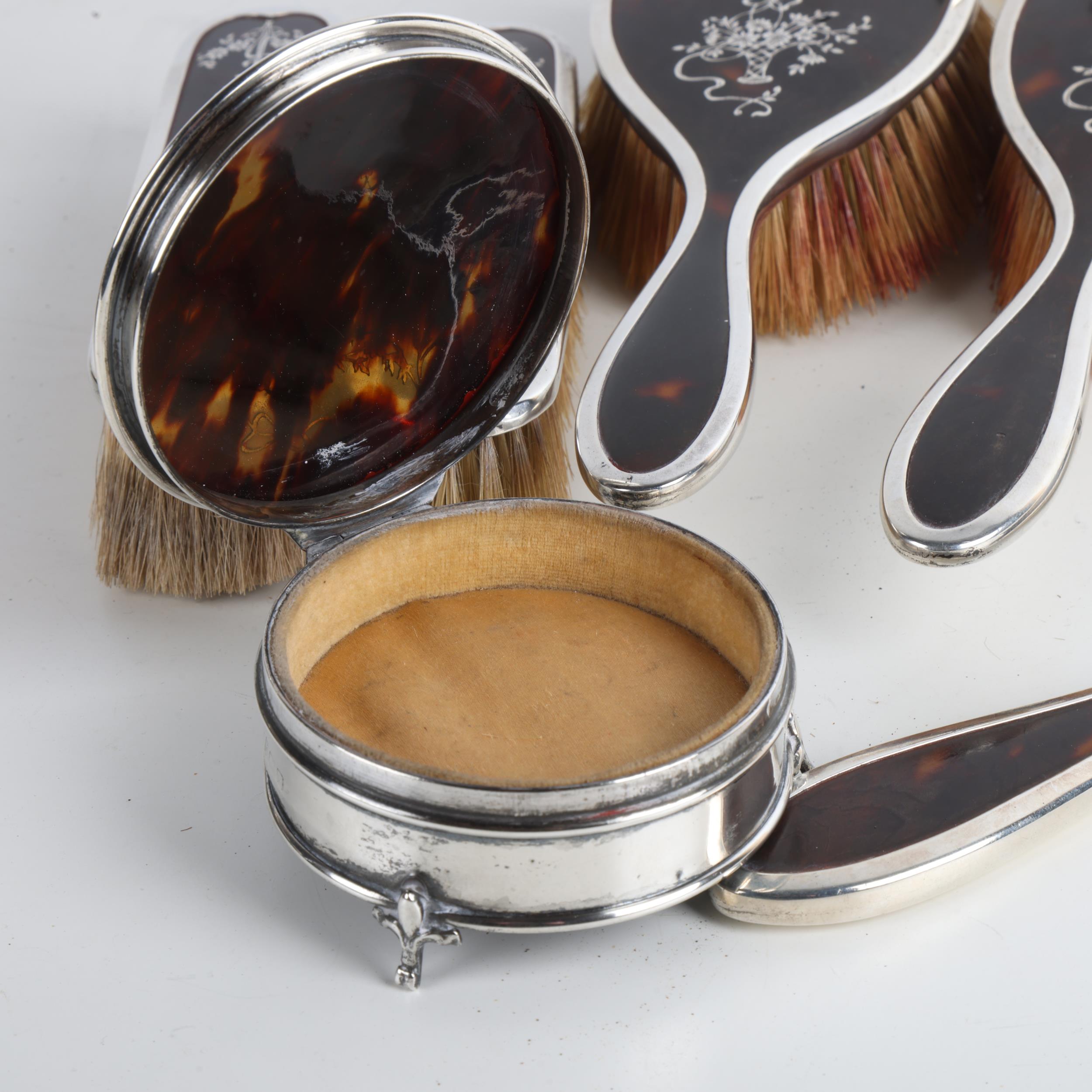 An Art Deco George V silver and tortoiseshell pique inlaid 8-piece dressing table vanity set, Adie - Image 3 of 3