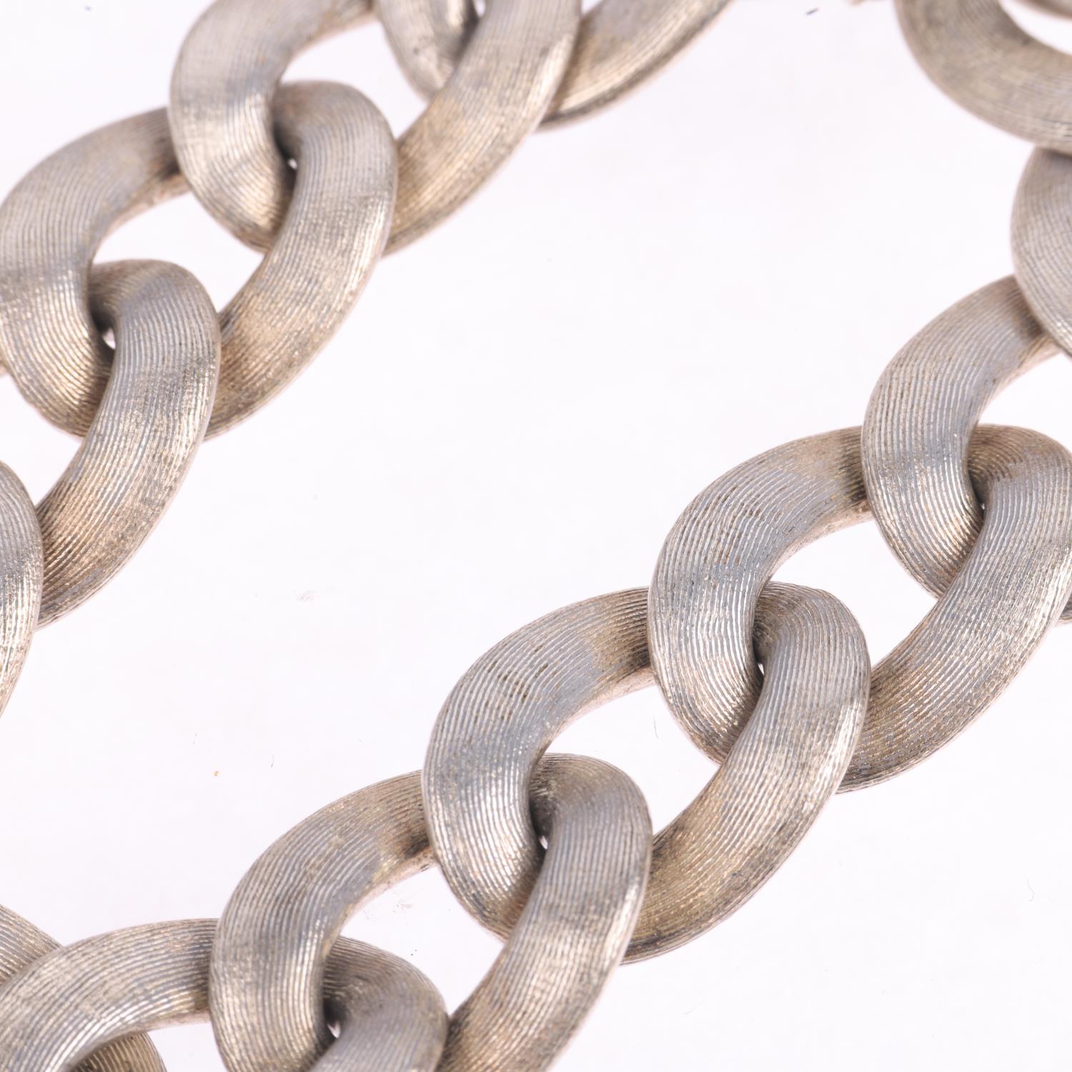 A heavy sterling silver cable link chain bracelet, textured and polished decoration, 19cm, 71.3g - Image 2 of 3