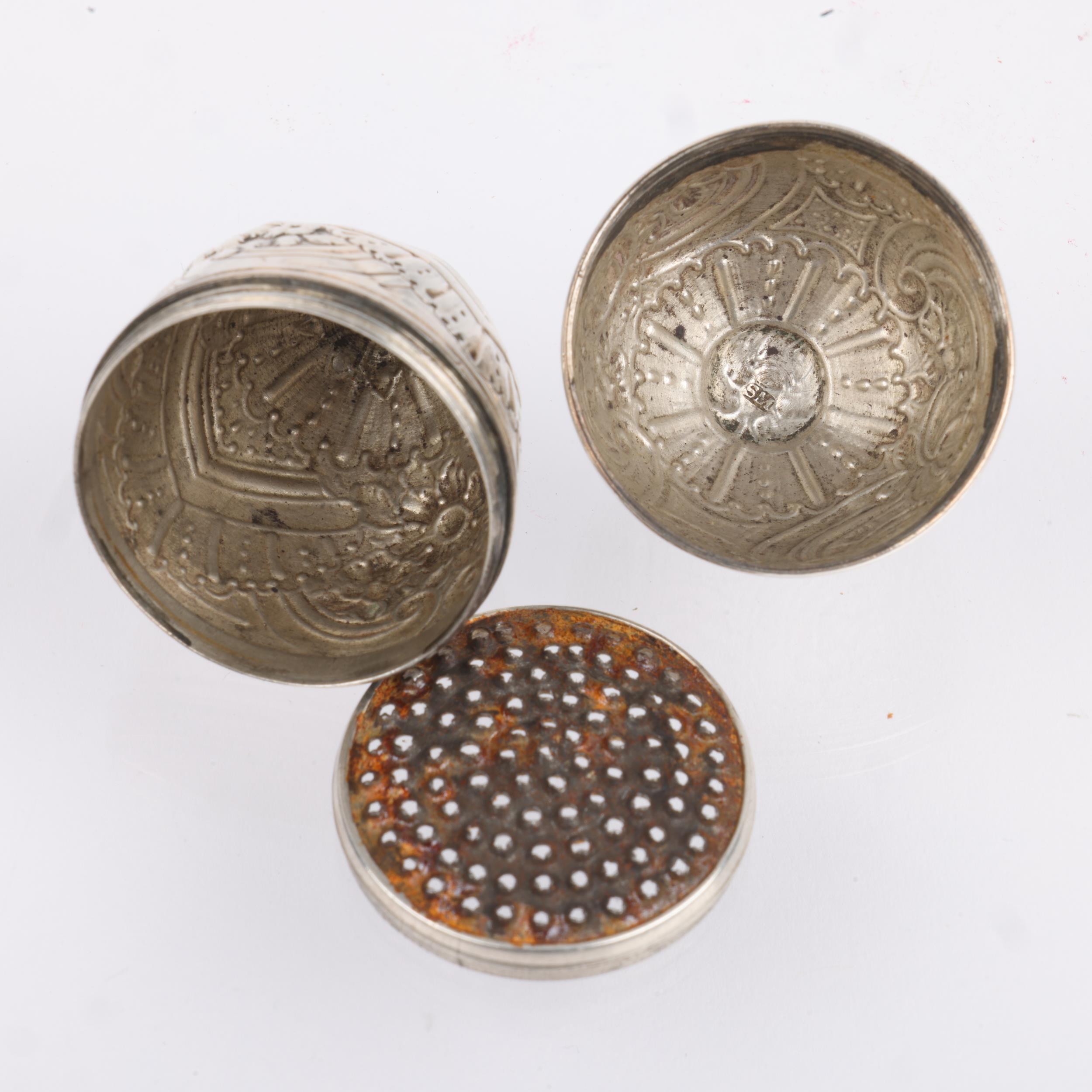 A George III silver egg nutmeg grater, maker SM, probably Samuel Meriton II, circa 1780, allover - Image 2 of 3