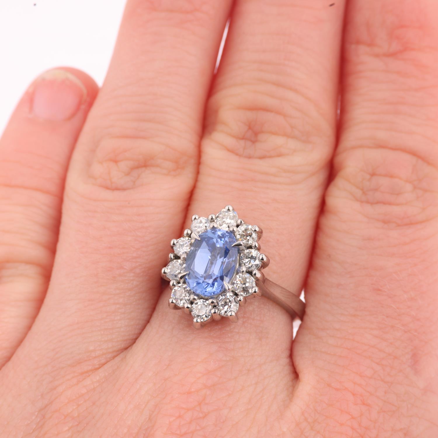 A Sri Lankan 'No Heat' sapphire and diamond oval cluster ring, centrally claw set with 2.44ct oval - Bild 4 aus 4