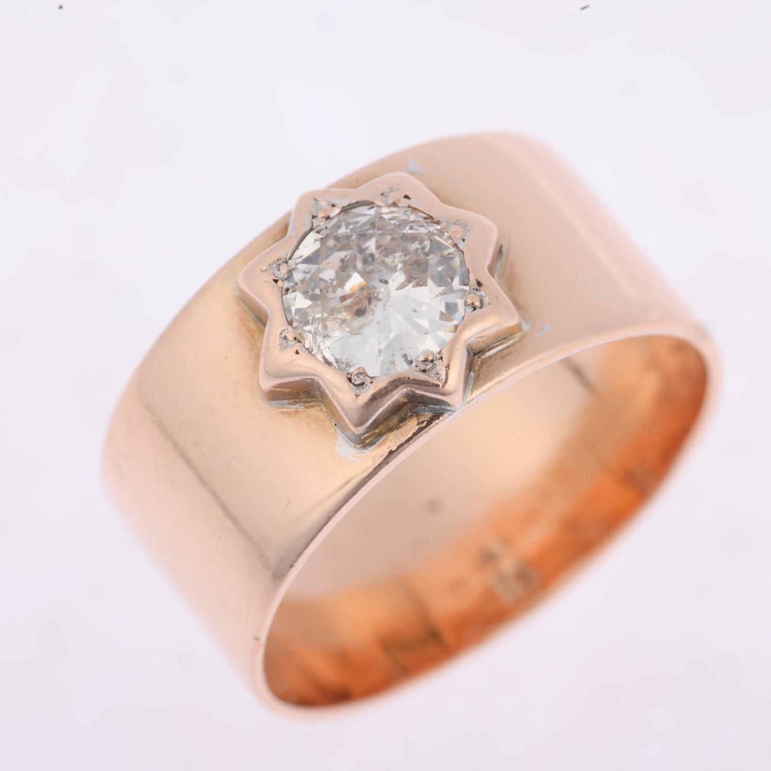 A large 9ct rose gold 1ct solitaire diamond band ring, star set with modern round brilliant-cut - Image 2 of 4