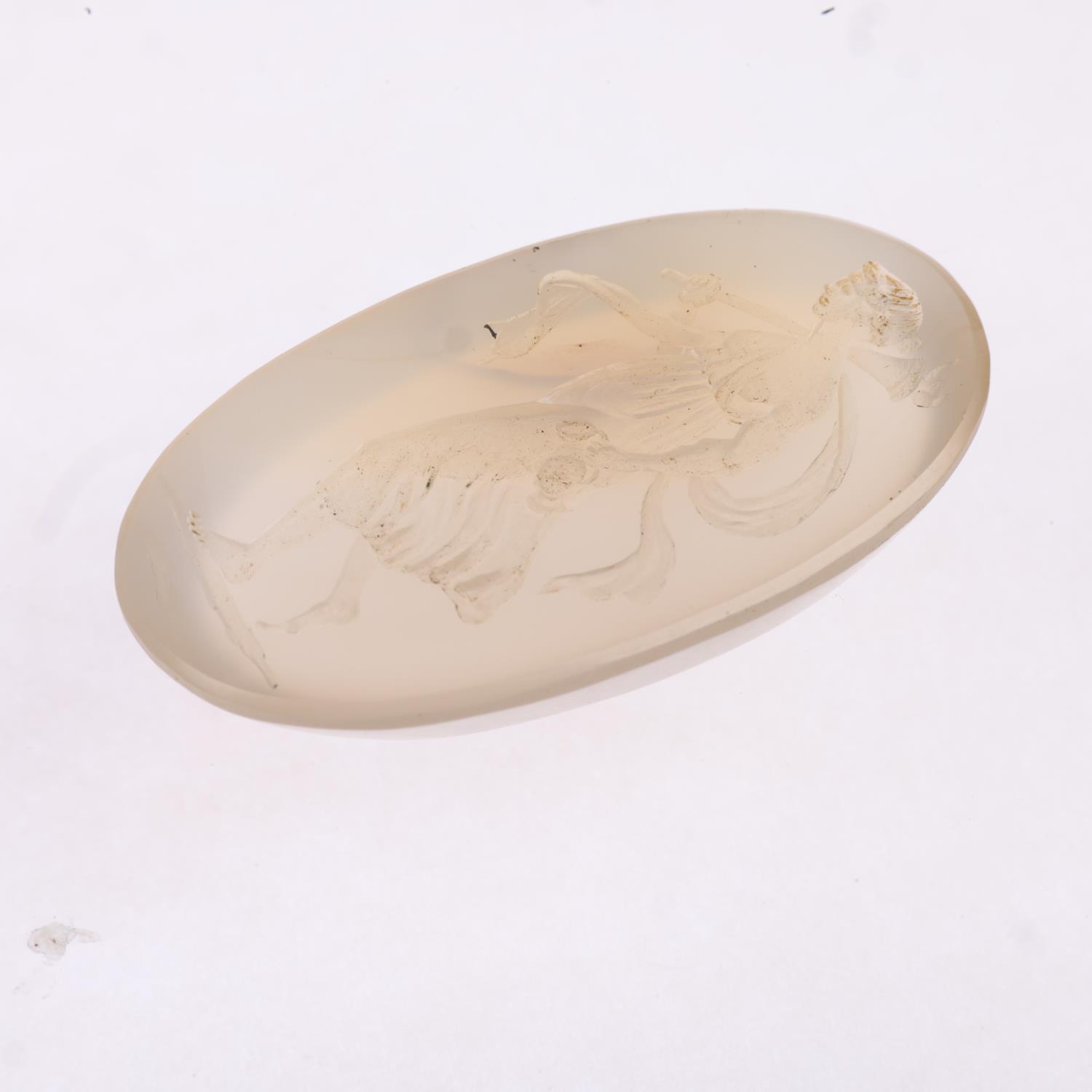 An Antique agate intaglio seal ringstone, carved depicting Classical lady holding flaming torch - Image 2 of 4