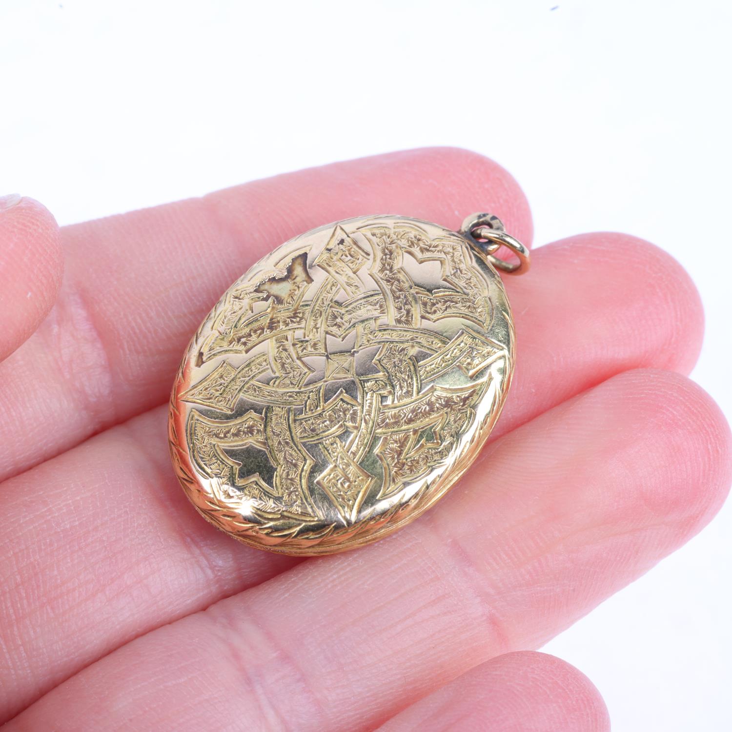 An Antique photo locket pendant, allover engraved decoration, 32.3mm, 7.6g Both sides have several - Image 4 of 4