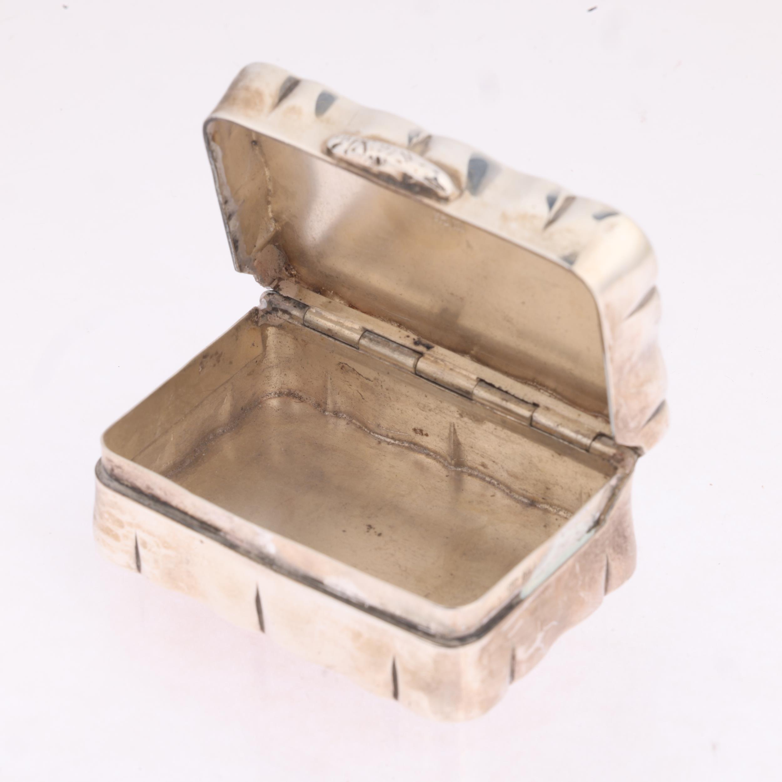 An Elizabeth II silver snuffbox, Charles Green & Co, Birmingham 1963, shaped rectangular form, - Image 3 of 3