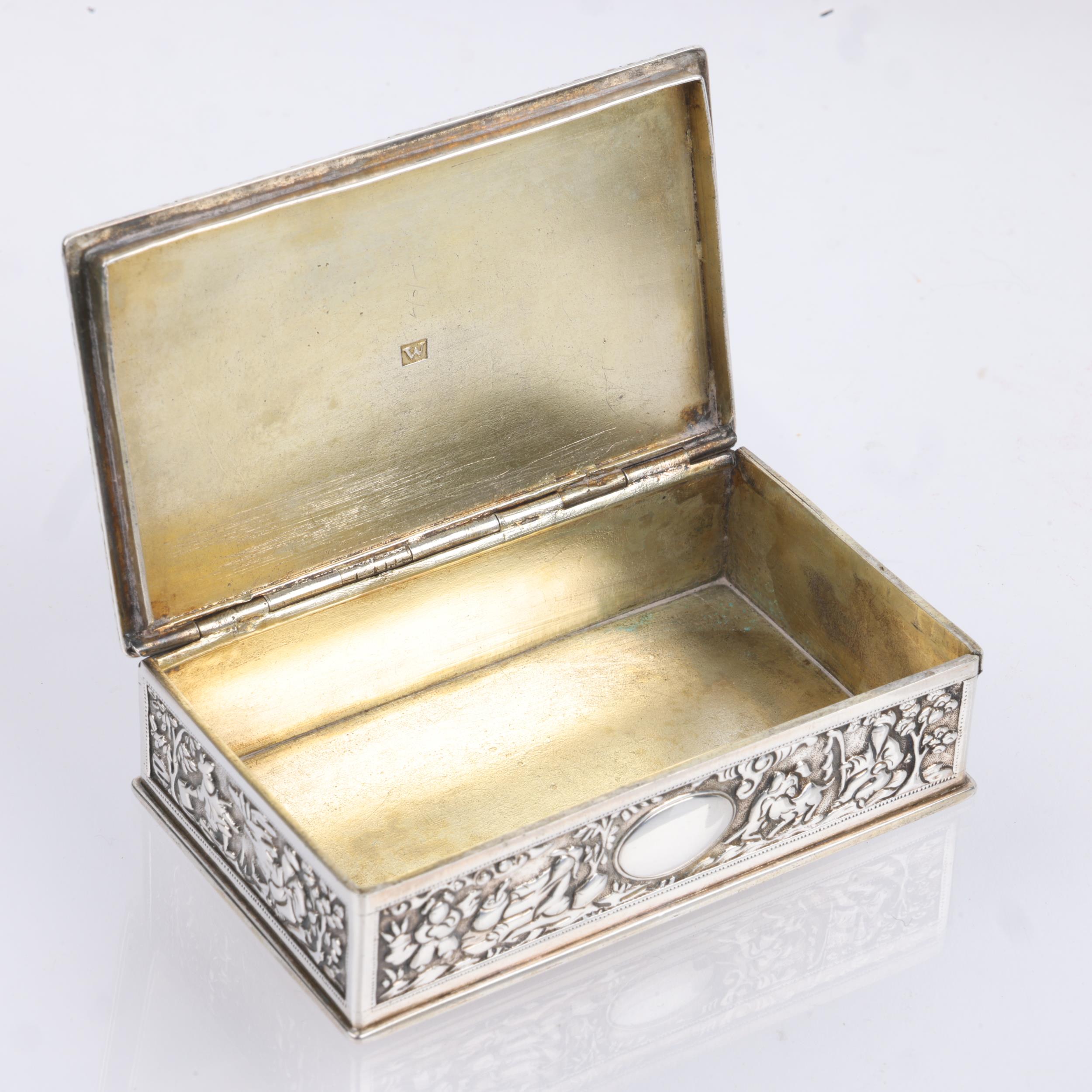 A fine Chinese export silver snuffbox, marked W, rectangular form, with relief 'Elders' decoration - Image 3 of 3