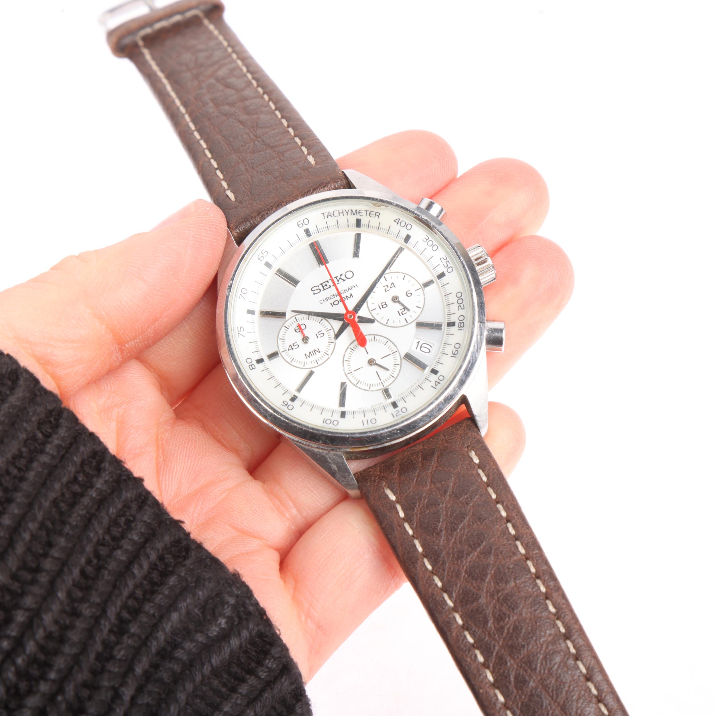 SEIKO - a stainless steel 100M quartz chronograph calendar wristwatch, ref. 6T63-00B0, silvered dial - Bild 5 aus 5