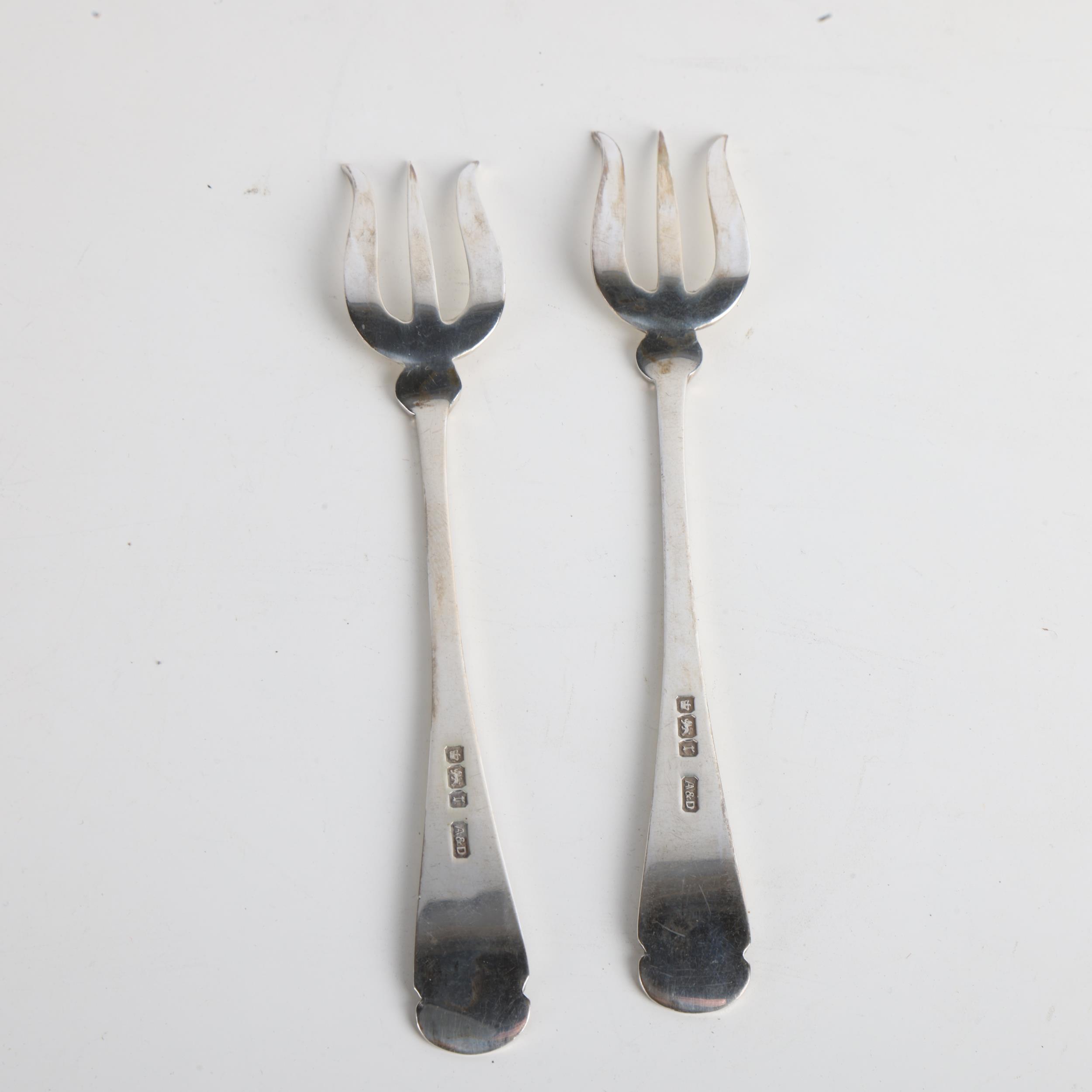 A cased pair of Edwardian silver pickle forks, Allen & Darwin, Sheffield 1909, 11cm, in fitted - Bild 2 aus 3