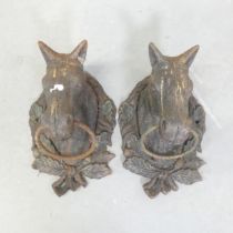 A pair of cast iron door knockers in the form of horse heads. 20x30x14cm.