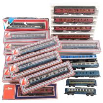 LIMA - OO GAUGE - a large quantity of Italian-made locomotive carriages, various designs and model