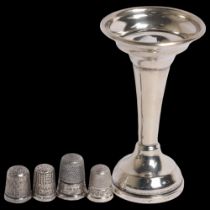 4 engraved silver thimbles, and a small silver bud vase with weighted base, vase height 11cm