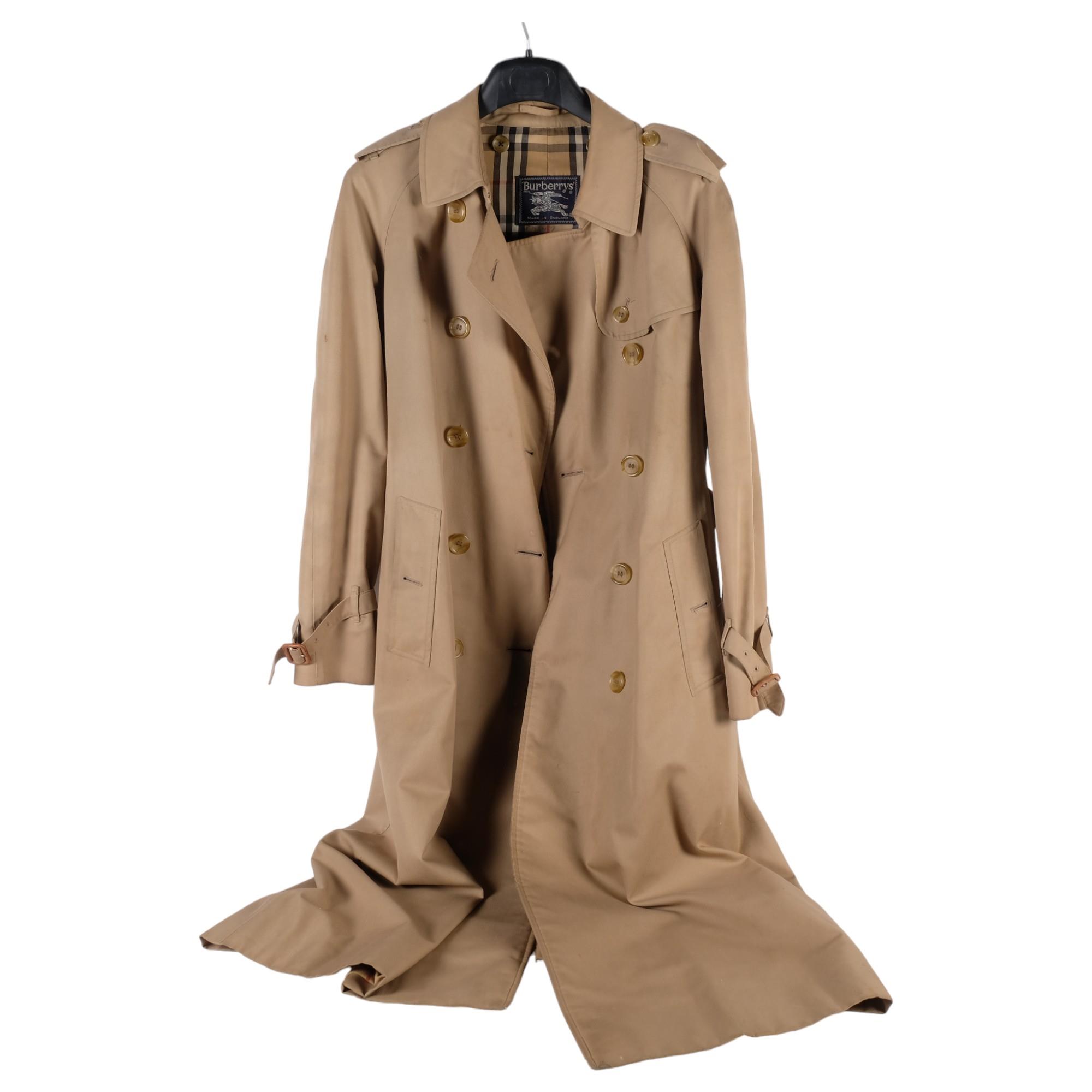 BURBERRY - a lady's trench coat with tartan lining