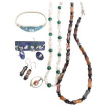 A group of costume jewellery, including a pearl and malachite necklace, an agate necklace, etc