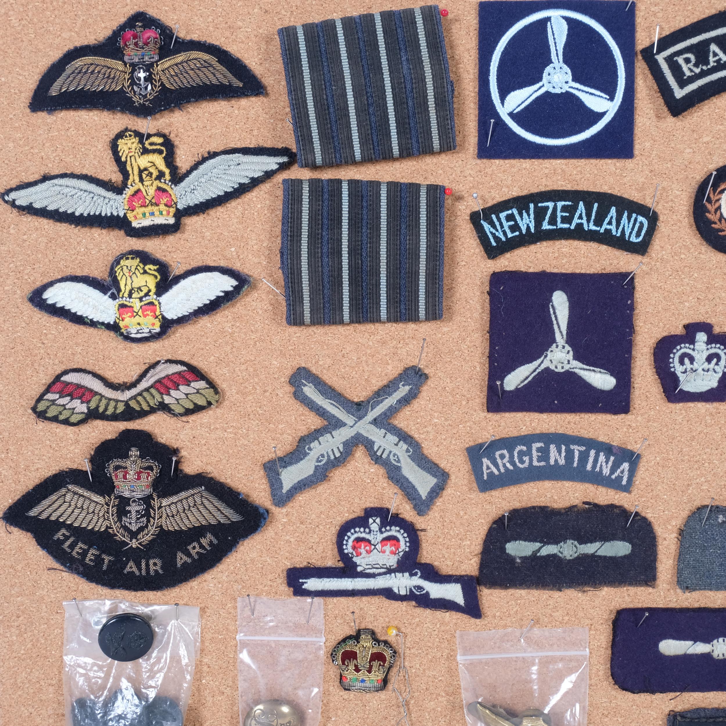 A collection of cloth military badges, including New Zealand, Argentina, RAF, etc, and various - Image 2 of 2