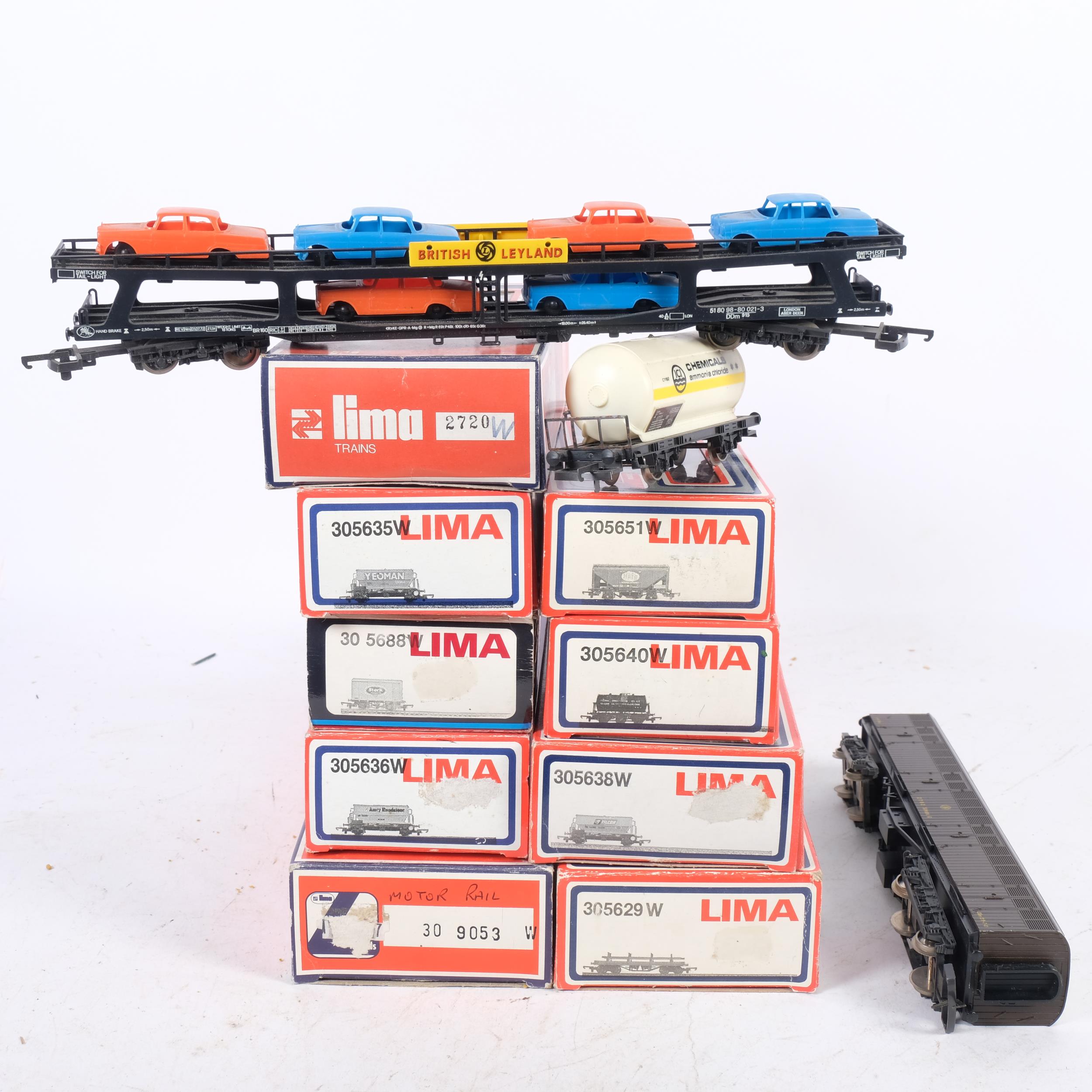 LIMA OO GAUGE - a quantity of boxed and loose Italian-made OO gauge wagons and goods transporters, - Image 2 of 2