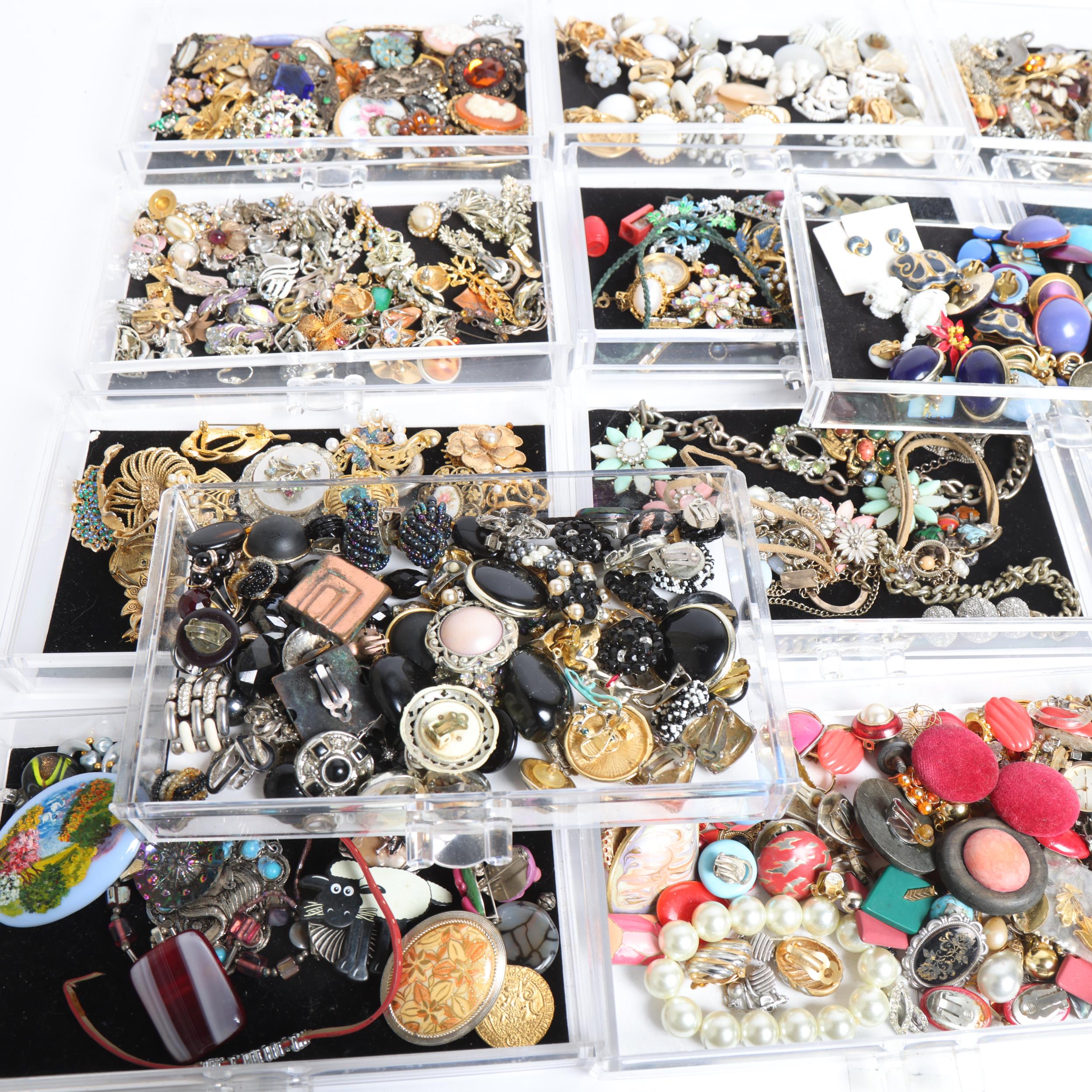 A large quantity of Vintage and other costume jewellery, including brooches, earrings, necklaces, - Image 2 of 2