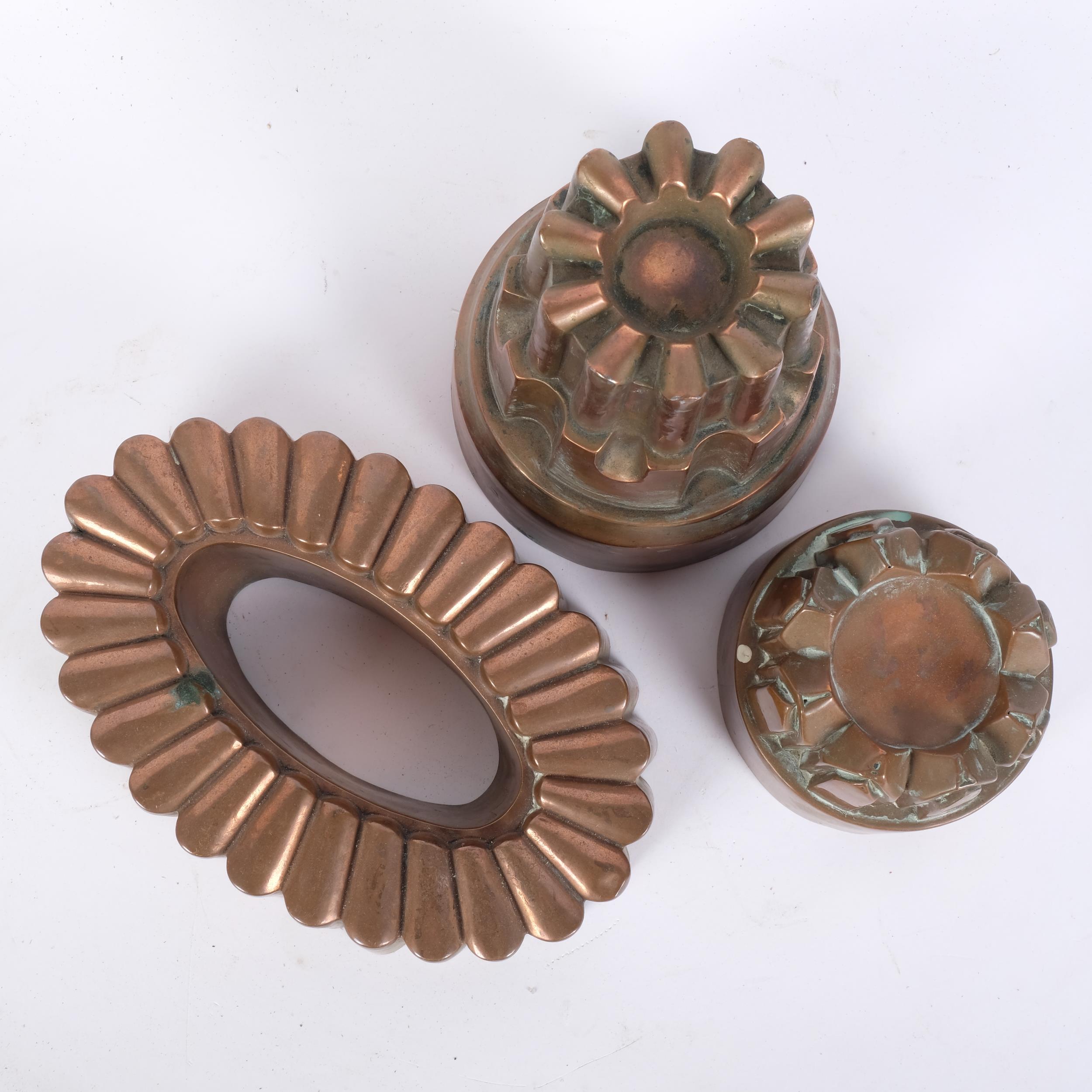 3 Vintage copper and tin jelly/cake moulds, tallest 15cm - Image 2 of 2