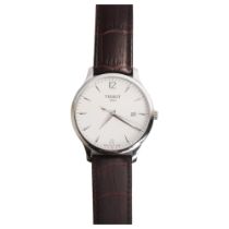 A gent's stainless steel cased quartz wristwatch, with date aperture and leather strap, with