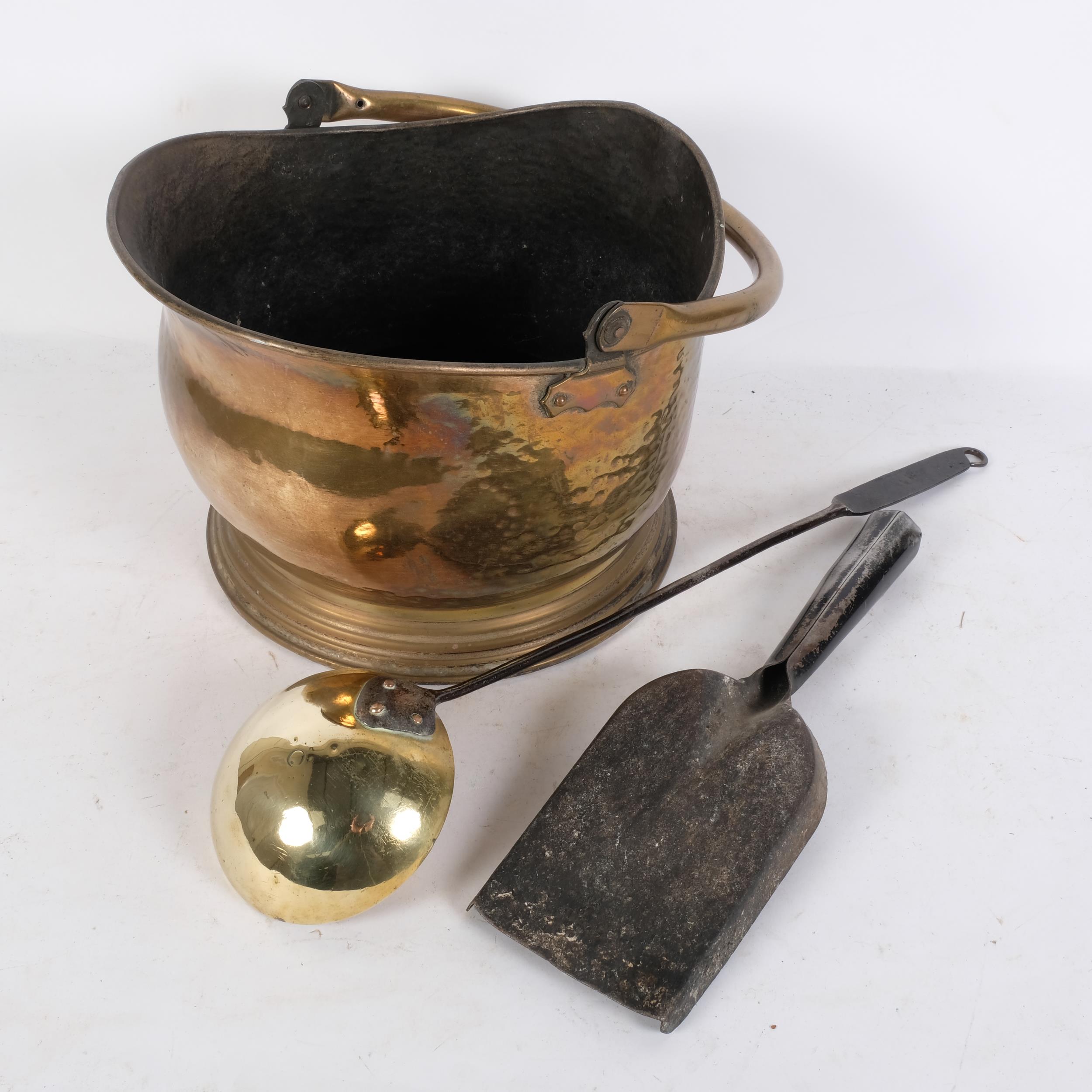 An Antique copper coal bucket, and associated accessories - Image 2 of 2