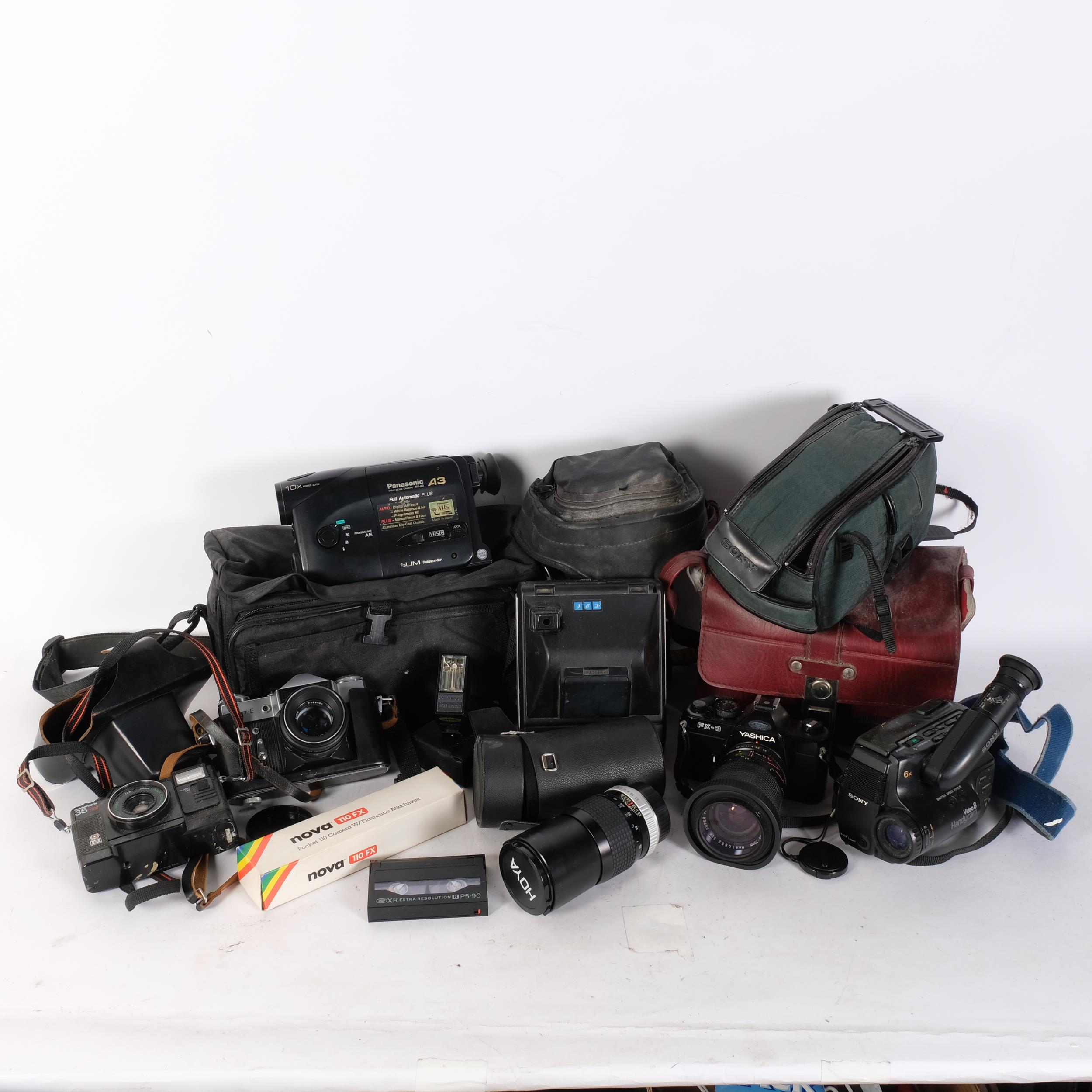 A quantity of Vintage cameras and handheld video recorders, with associated accessories, including a - Image 2 of 2