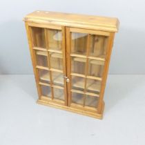 A pine two-door bookcase. 72x95x20cm.