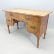 An Arts & Crafts oak dressing table. Overall 122x77x54cm, kneehole 46x56cm. Good but clearly used