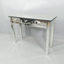 A contemporary mirrored console table with three drawers. 110x78x40cm.