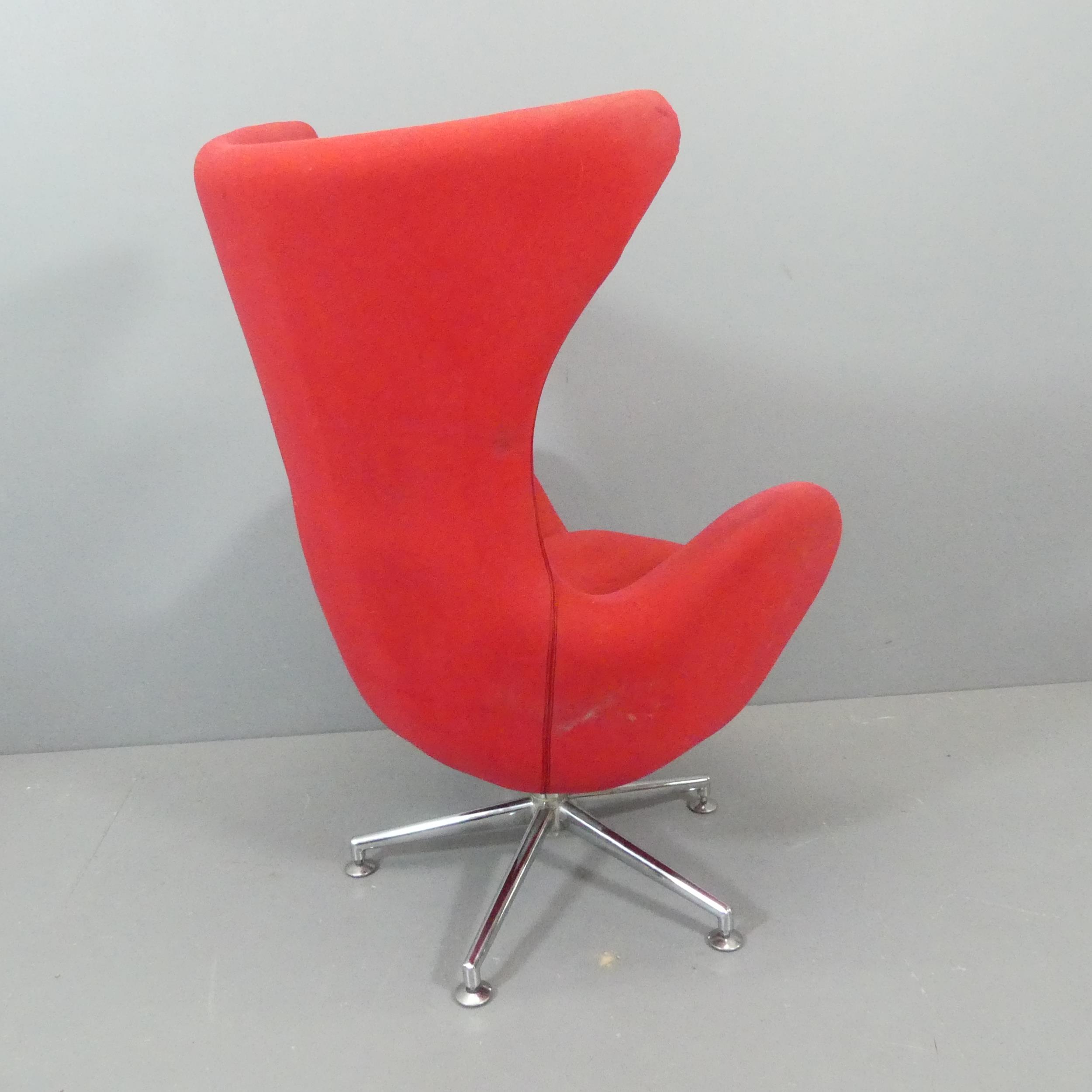 A red upholstered egg chair in the manner of Arne Jacobsen for Fritz Hansen. - Image 2 of 2