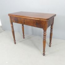 A 19th century mahogany fold-over tea table. 88x76x43cm.