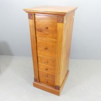 A reproduction mahogany Wellington chest of six drawers. 56x134x61cm.