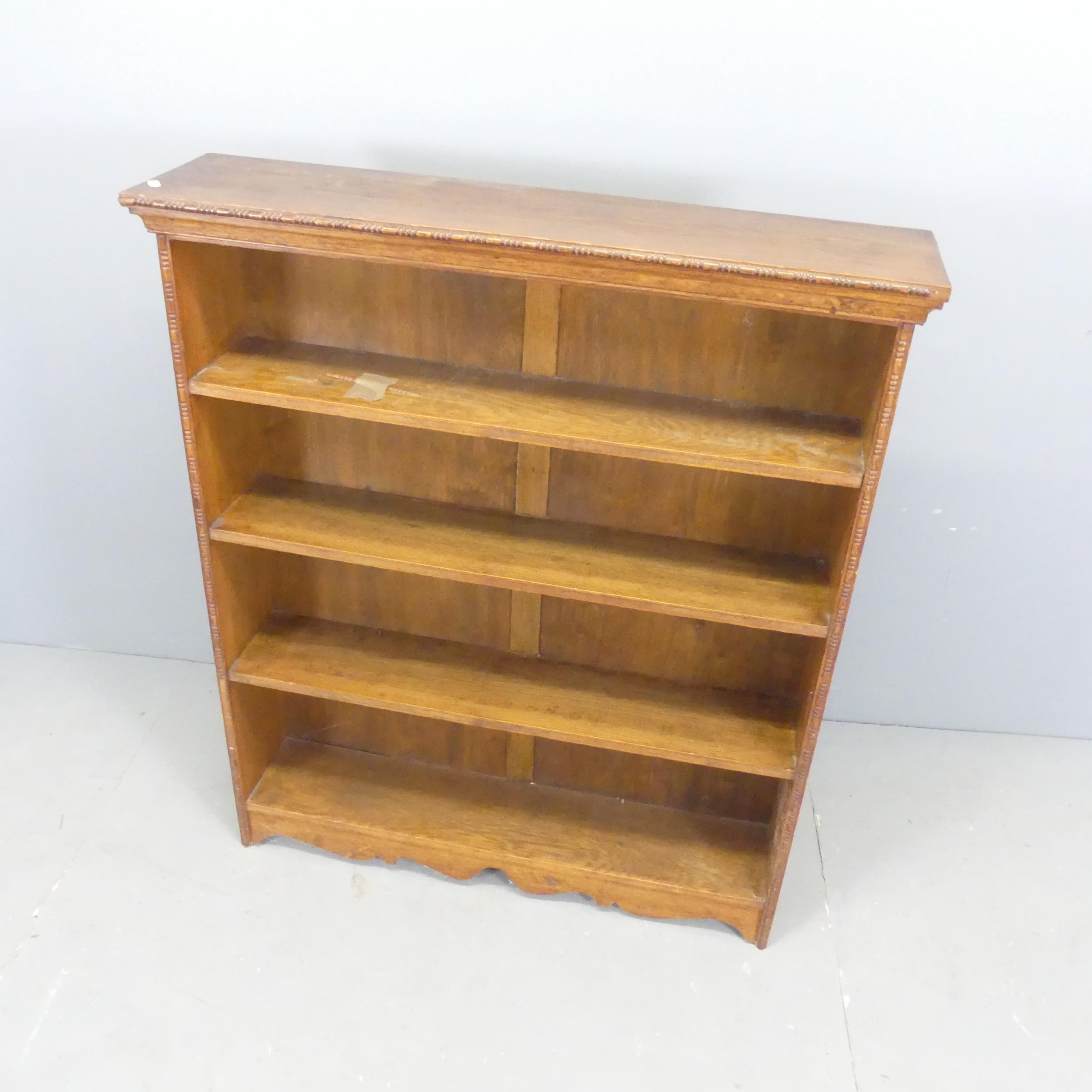 An early 20th century oak open bookcase. 92x107x22cm.